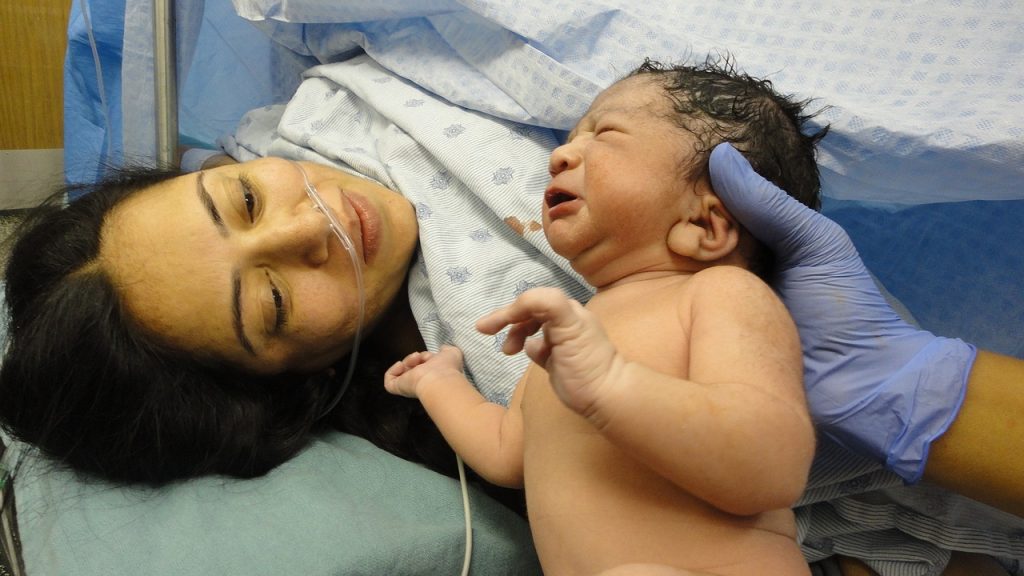 woman gives birth with help of birth doula